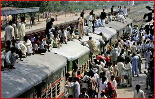 פקיסטנים מתנפלים על הרכבת