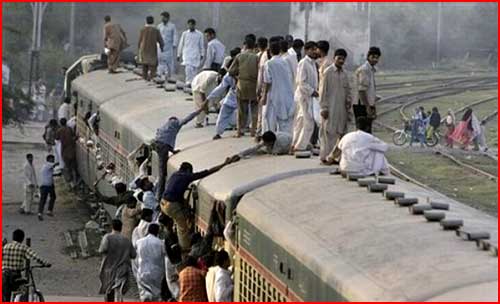 פקיסטנים מתנפלים על הרכבת