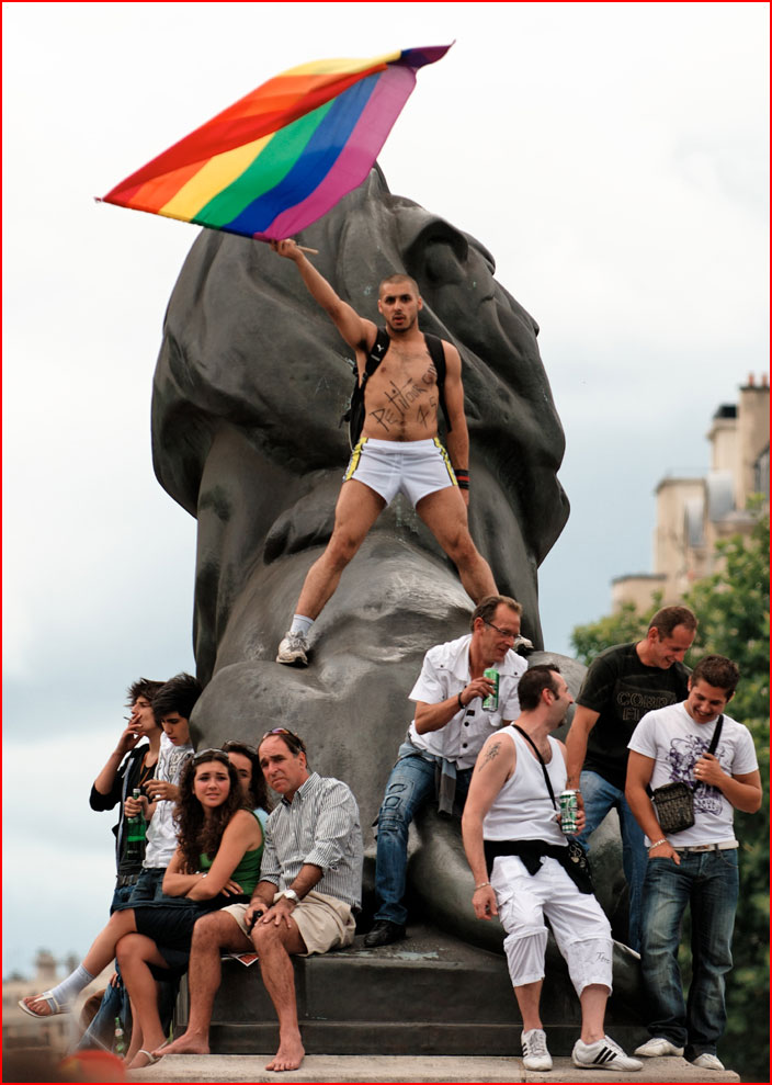 תמונה ממצעד הגאווה בפריז