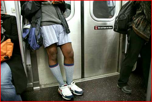 יום ללא מכנסיים ברכבת התחתית