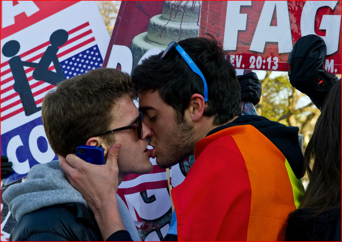 נשיקה גאה נגד הפגנה הומופובית