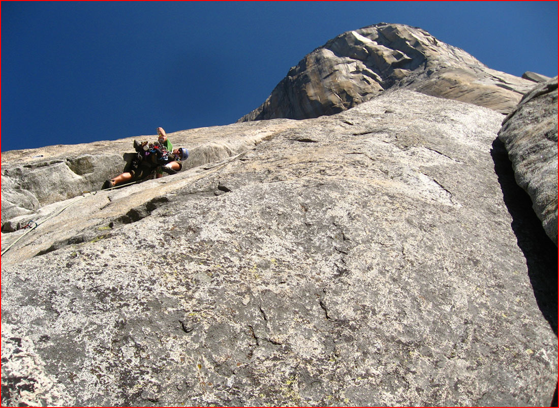 מטפסים משתלטים של ההר אל קפיטן בקליפורניה