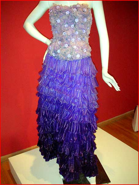 שמלות ואקססוריז עשויים מקונדומים